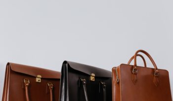 De perfecte handtas kies je door rekening te houden met je outfit, de gelegenheid en hoeveel spullen je nodig hebt